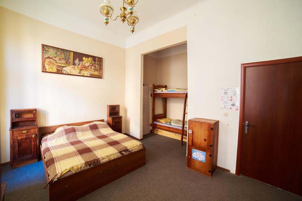Hollywood Home Hostel Lwów Pokój zdjęcie
