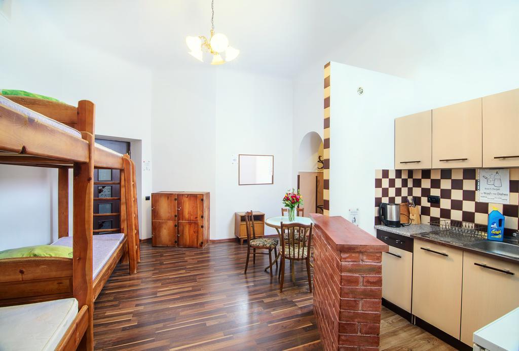 Hollywood Home Hostel Lwów Pokój zdjęcie