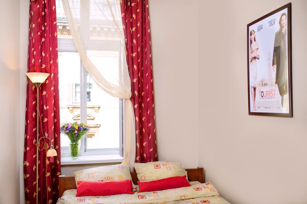 Hollywood Home Hostel Lwów Pokój zdjęcie
